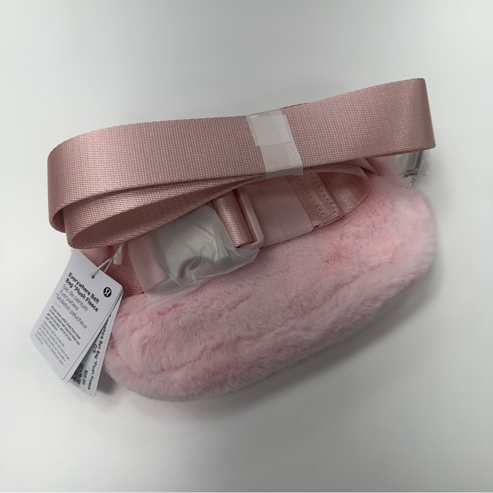 LuluLemon Everywhere Belt Bag Plush Fleece in Strawberry Milkshake - Picture 4 of 6